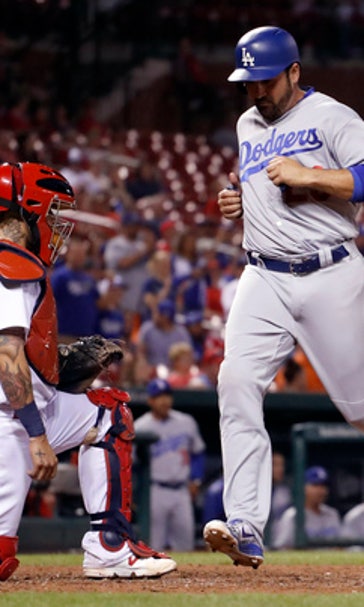 Utley, Forsythe lead rally as Dodgers move into first place (May 30, 2017)